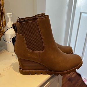 Universal Thread brown booties